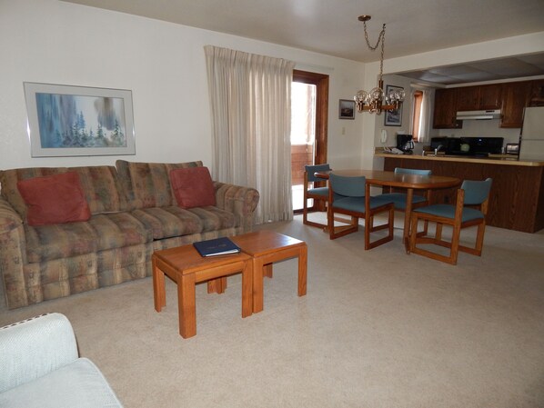 StayWinterPark-Hi-Country-Haus-Living Room (2) unit 2501