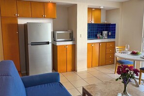 Cocina con Refrigerador y Microondas. Agua y café incluidos.