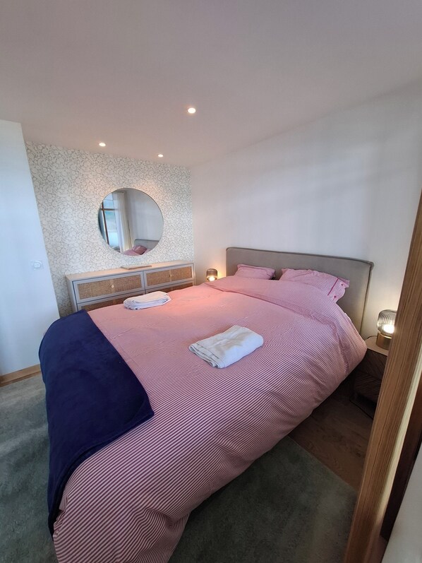 CHAMBRE TRES AGRÉABLE 
LITERIE 160X200 
COUETTE ET OREILLERS 
VUE MER