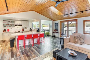 Dining Bar | Dishware/Flatware | Main Floor