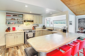 Dining Bar | Kitchen