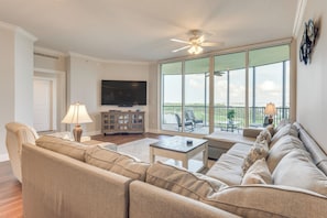 Living Room | Queen Sleeper Sofa | Smart TV | Free WiFi | Central A/C & Heating