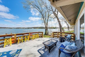 Deck | 2-Story Home