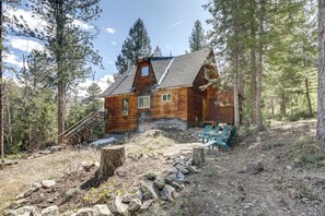 Cabin Exterior | Parking | Driveway (2-3 Vehicles)