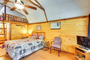 Studio | Queen Bed