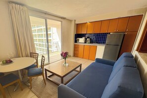 Cocina con refrigerador y microondas, 2 botellas de agua y café incluidos.