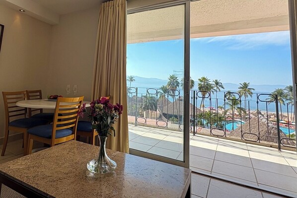 Condominio con vista al océano.