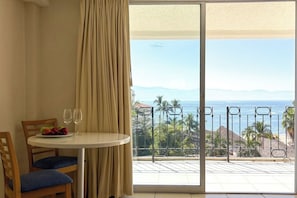 Comedor, balcón con vista al mar