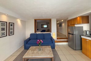 Sala con sofá cama, Cocina con refrigerador y microondas.
