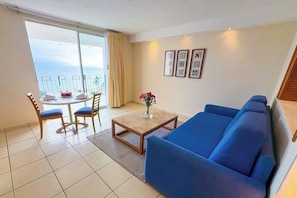 Bello condominio con vista al mar.