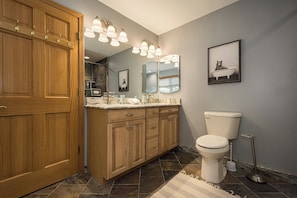 Master bedroom en suite