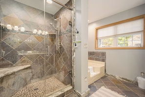 Master bedroom en suite