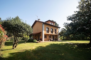 Property building,Garden,Balcony/Terrace