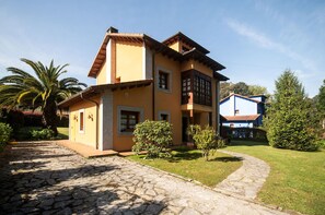 Property building,Facade/entrance,Garden