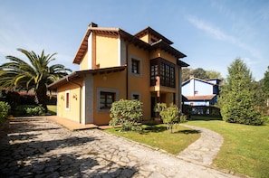 Property building,Facade/entrance,Garden