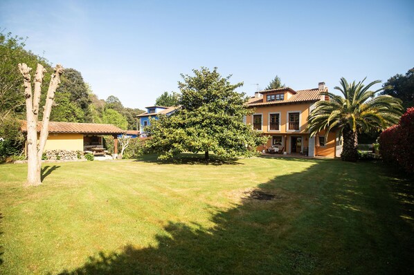 Property building,BBQ facilities,Garden,Balcony/Terrace