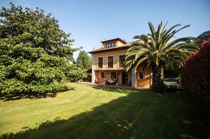 Property building,Garden,Balcony/Terrace