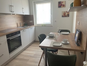 Ferienwohnung mit Garten-Küche mit Essbereich