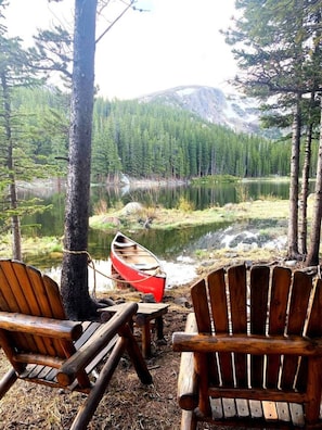 Unwind in the peaceful backyard with spectacular views of the lake and mountains