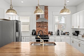 Kitchen island & entertainment space