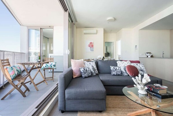 Relax in air-conditioned comfort as you watch TV in the living room, or open the sliding doors to the balcony and let the breeze sweep through.