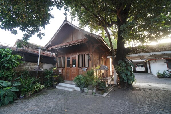 Front of property – evening/night