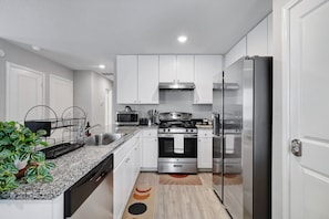 Fully equipped kitchen with high quality granite countertops.