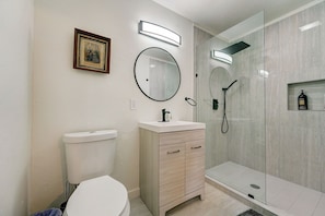 Modern and stylish bathroom with a spacious walk-in shower and elegant finishes.