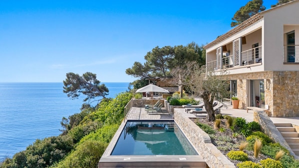 Piscine et terrasse sur la mer