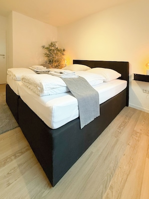 Großes Kingsize-Bett (180×200)