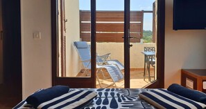 Vue sur la terrasse depuis le couchage