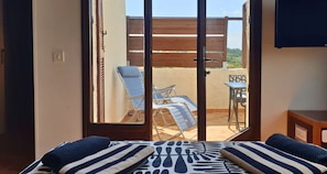 Vue sur la terrasse depuis le couchage