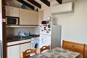 Coin repas et kitchenette - Pièce à vivre