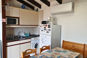 Coin repas et kitchenette - Pièce à vivre