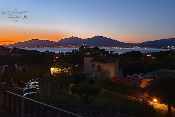 Vue de la terrasse en soirée