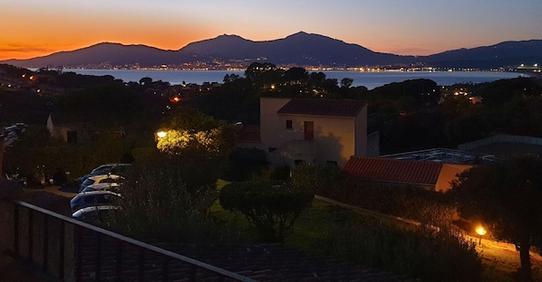Vue de la terrasse en soirée