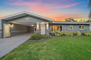 Large, sprawling home located in the heart of Pinecraft!
