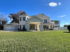 Cottage Style 4 bed/3 bath with South Facing Pool / Hot Tub / BBQ - Large House on 2/3's Arce