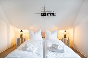 Schlafzimmer im Obergeschoss mit Doppelbett
