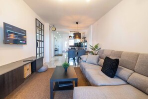 Modern two-bedroom, two-bathroom flat in beautiful seaside urbanization. (3)
