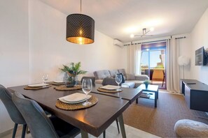 Modern two-bedroom, two-bathroom flat in beautiful seaside urbanization. (4)