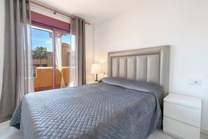 Modern two-bedroom, two-bathroom flat in beautiful seaside urbanization. (2)