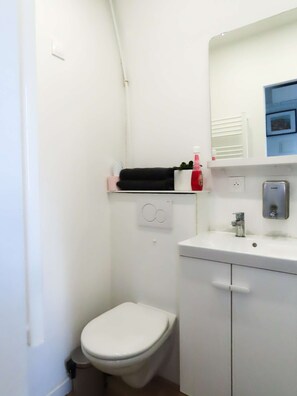 21 : dining/kitchen area