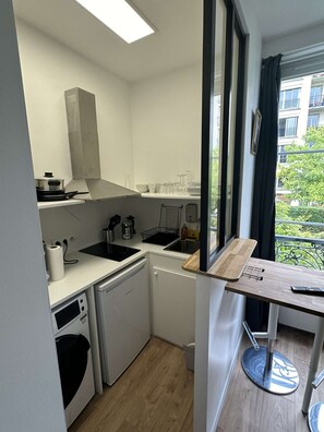 14 : kitchen/dining area