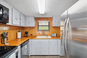 Fridge, Microwave, Oven, Dishwasher, Standard Coffee Maker- Fully stocked kitchen