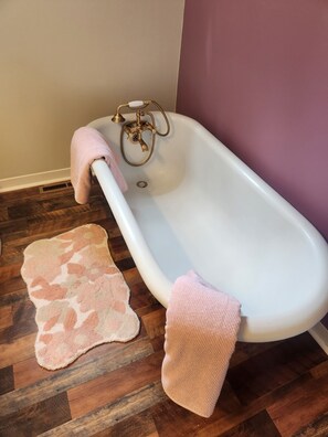 Claw foot tub