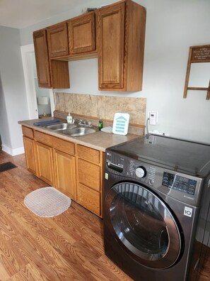 kitchenette/washer/dryer