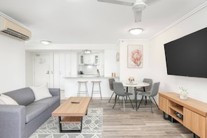 Sit down for a meal at home at the dining table or sip your coffee up at the breakfast bar.