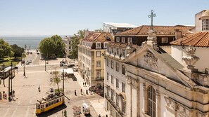 Experience Lisbon´s historic charm in the vibrant Santos district, where tradition and modern life beautifully blend.
#Lisbon
#SantosDistrict
#AndoLiving
#UrbanLiving