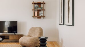 Contemporary elegance meets comfort in this bright space, perfect for relaxing and hosting. Details that truly matter.
#AndoLiving
#InteriorDesign
#LuxuryComfort
#LisbonLiving